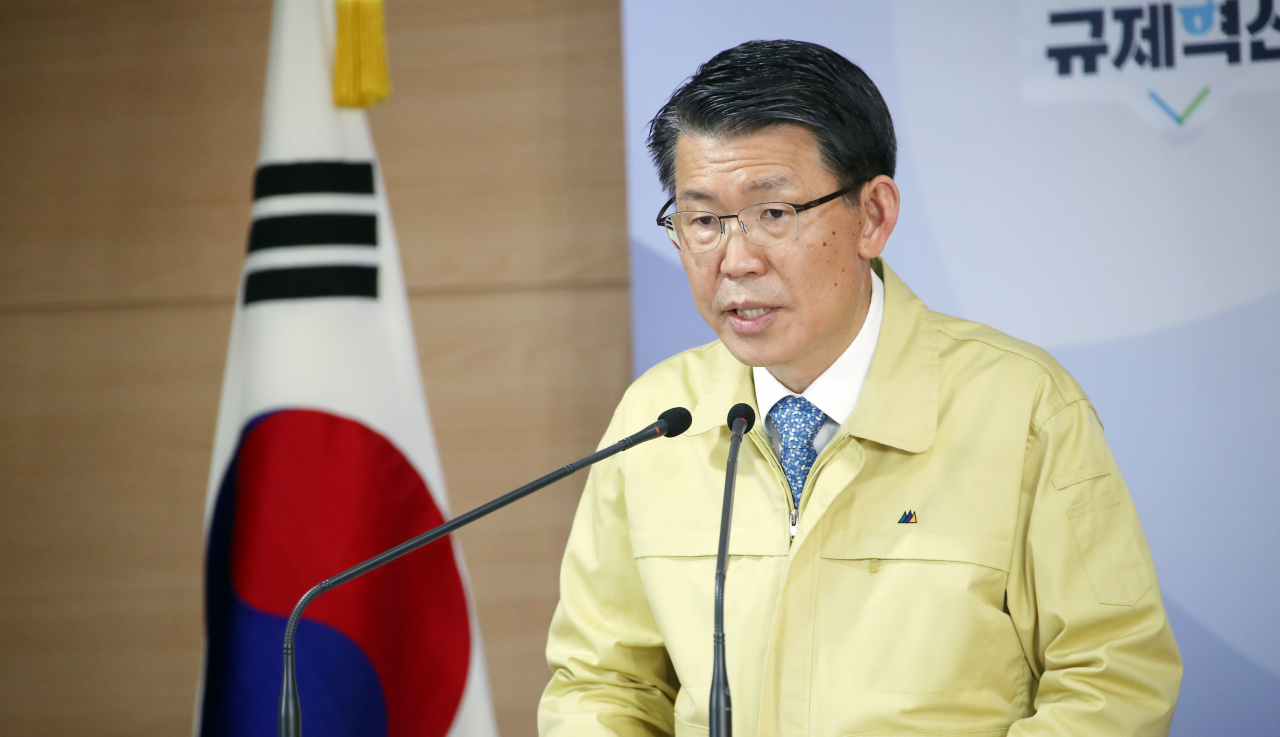 은성수 금융위원장이 13일 오후 주식시장이 마감된 후 정부서울청사에서 공매도 6개월 금지 등의 방안을 담은 임시 금융위원회 논의 결과를 발표하고 있다. [연합]