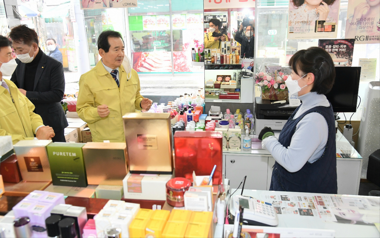 정세균(오른쪽 두번째) 국무총리가 13일 대구 달서구 서남신시장을 방문, 코로나19로 인한 소비 위축으로 직격탄을 맞은 시장 상인들의 애로사항을 청취하고 있다. [연합]