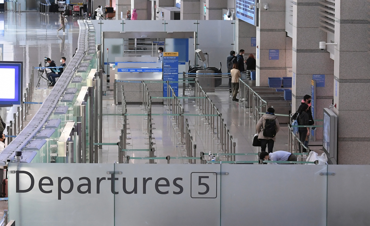 13일 오전 인천국제공항 1터미널 출국장이 썰렁한 모습을 보이고 있다. [연합]