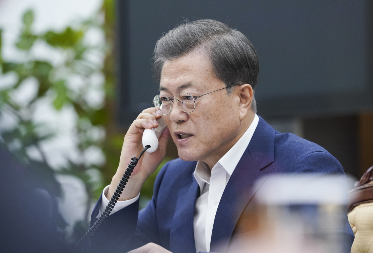 South Korean President Moon Jae-in speaks over phone with French President Emmanuel Macron on March 12. (Cheong Wa Dae-Yonhap)