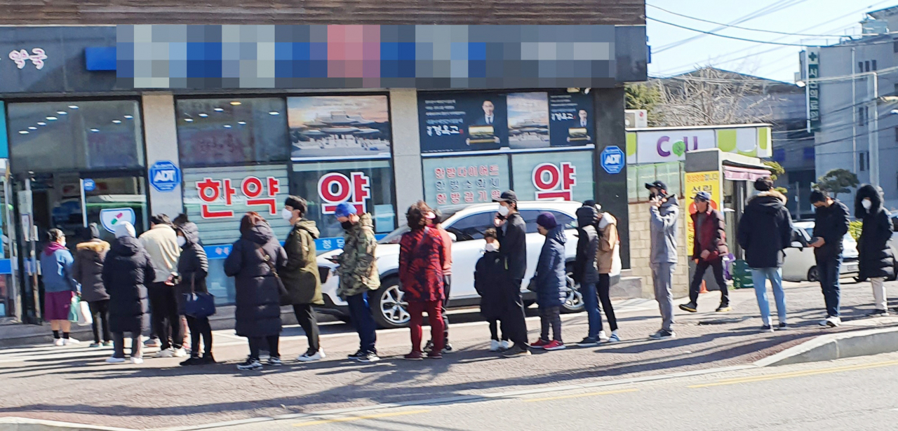 14일 오전 충남 서산시 석림동의 한 약국 앞에서 신종 코로나바이러스 감염증(코로나19) 예방용 마스크를 구매하려는 시민들이 줄을 서 있다. [연합]
