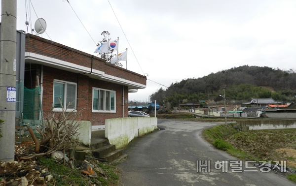 코로나19 여파로 폐쇄돼 인적이 드문 해룡면 봉서마을 회관. /박대성 기자