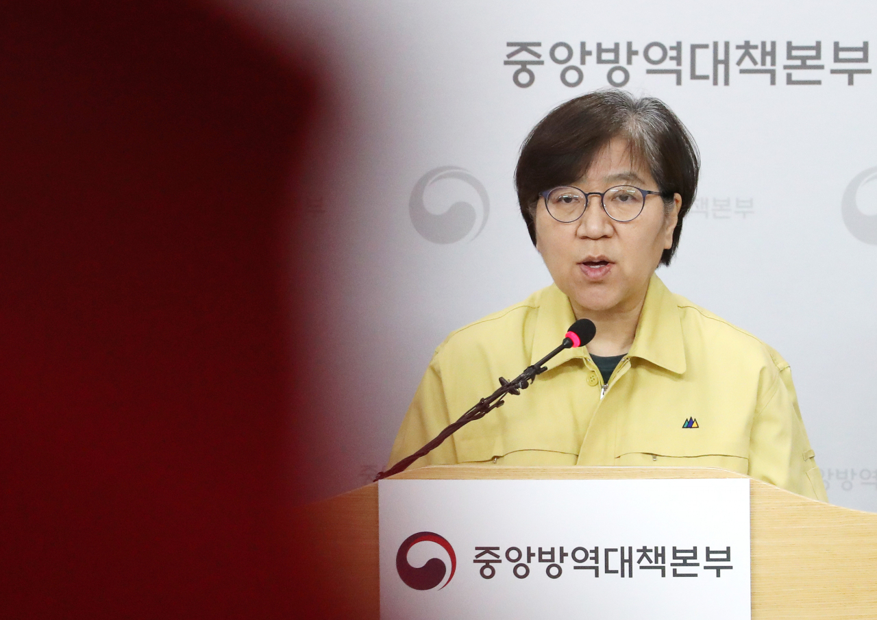 정은경 중앙방역대책본부장(질병관리본부장)이 9일 오후 충북 청주시 질병관리본부에서 코로나19 국내 발생현황 및 확진환자 중간조사 결과 등 정례브리핑을 하고 있다. 연합뉴스