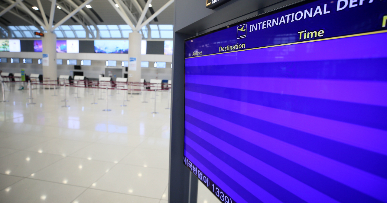 14일 오전 제주국제공항 국제선 출발 대합실이 신종 코로나바이러스(코로나19) 여파로 썰렁한 모습을 보이고 있다. [연합]