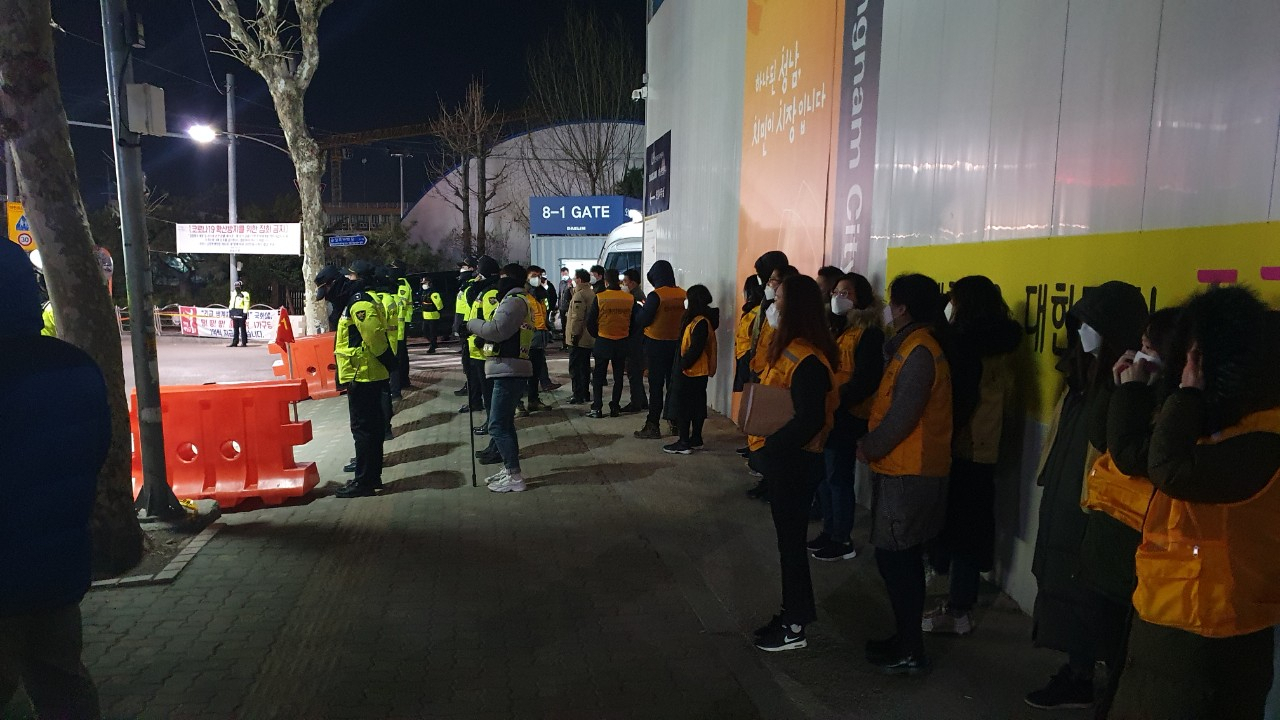 성남시는 14일새벽 불법집회가 예정된 현장에 공무원과 경찰병력 동원했다. [성남시 제공]