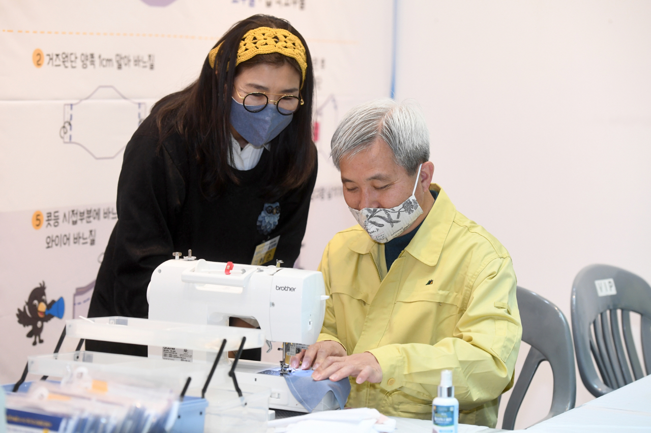 곽상욱 오산시장은 따숨마스크1+1 프로젝트 행사에 함께 참여했다. [오산시 제공]