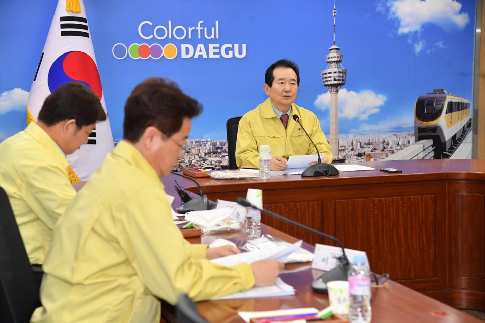 정세균(오른쪽 첫번쩨) 국무총리가 14일 대구시청에서 권영진 대구시장, 이철우 경북지사와 간담회를 하고 있다. [국무총리실 제공]