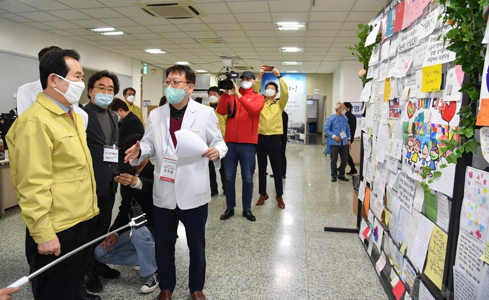 정세균(왼쪽 첫번째) 국무총리가 14일 대구 계명대 대구동산병원을 방문, 의료진으로부터 코로나19 확진자 현황에 대해 보고받고 있다.[연합]