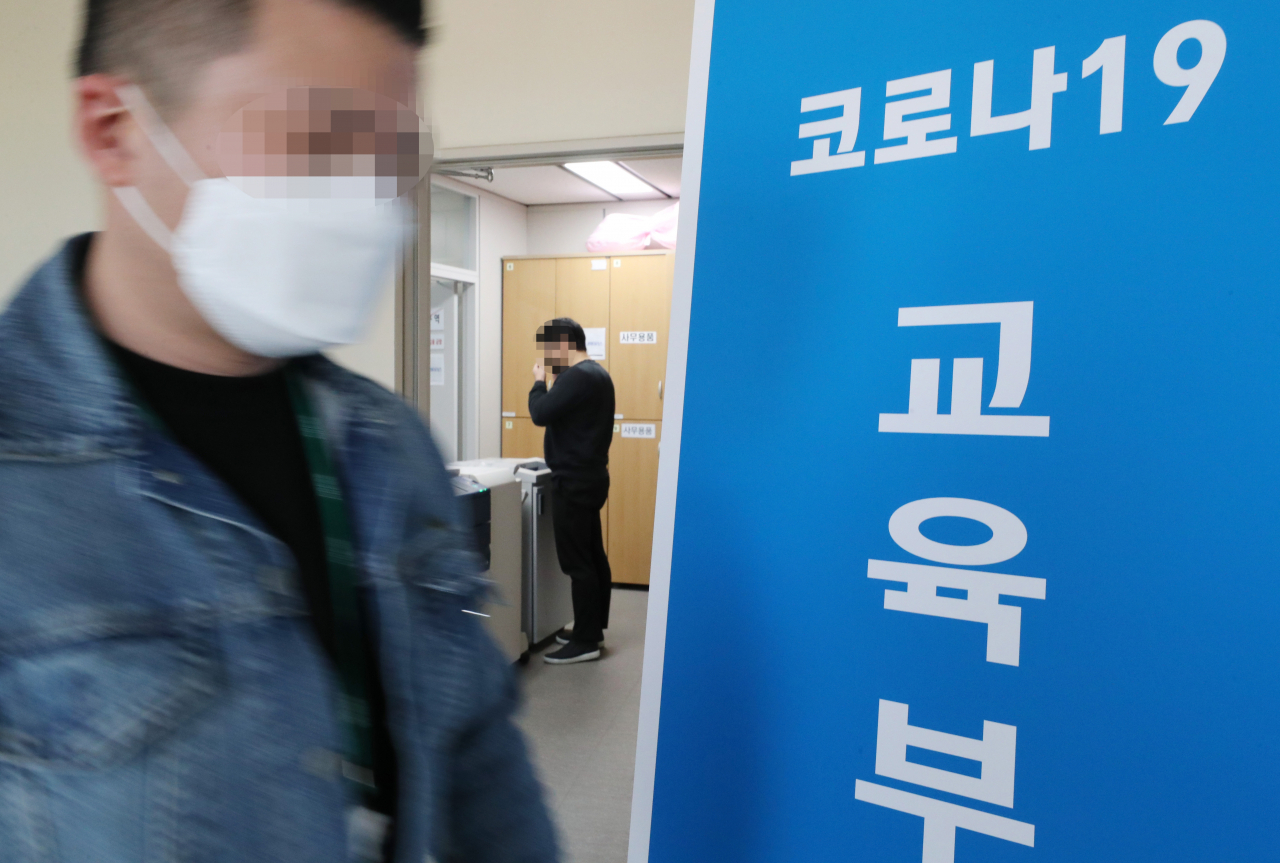 세종시 정부세종청사 교육부에 코로나바이러스 감염증(코로나19) 확진자가 발생한 11일 오후 청사 내 '교육부 코로나19 대책본부' 앞을 직원이 지나가고 있다. 연합뉴스