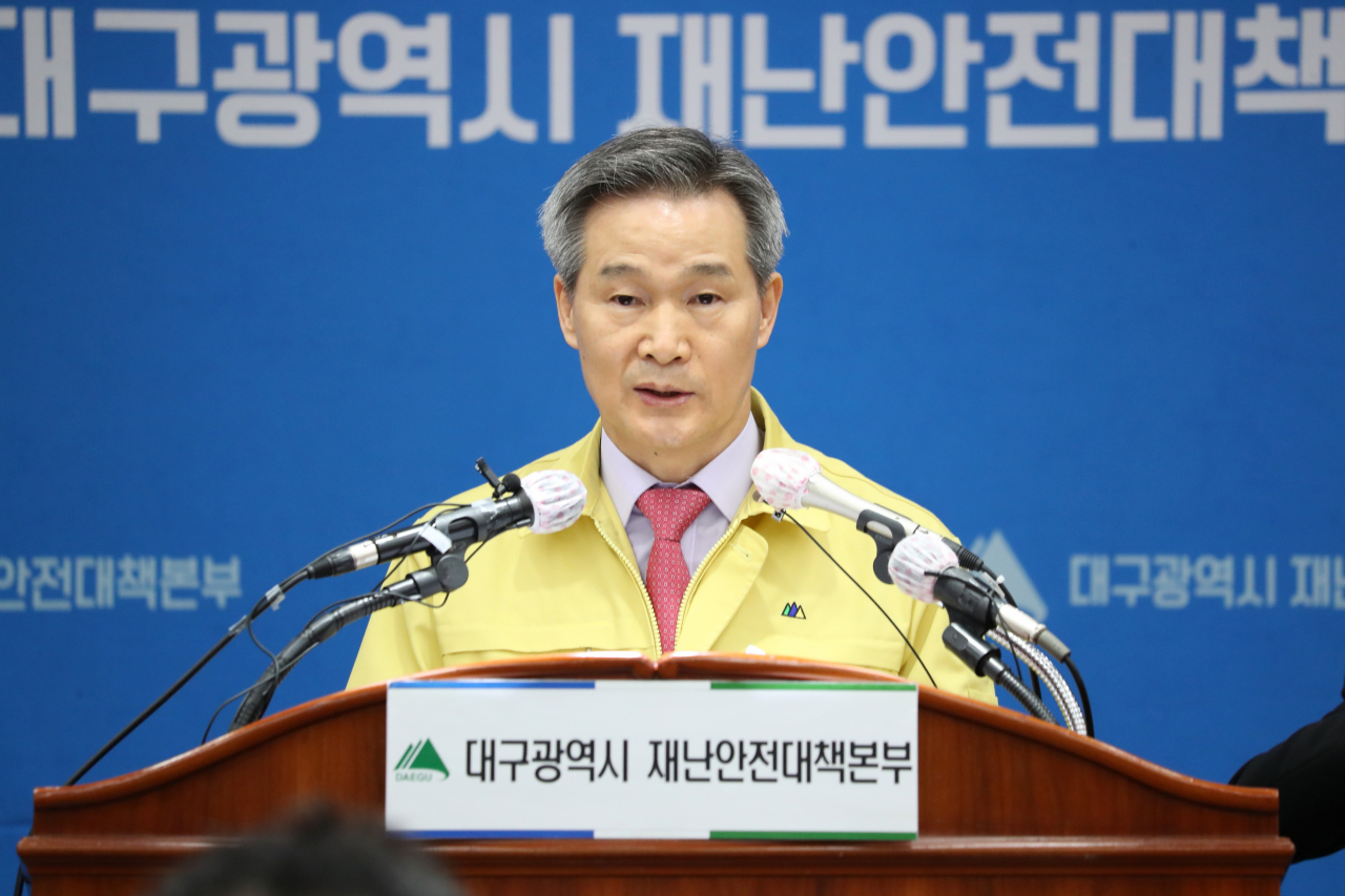 채홍호 대구시 행정부시장이 14일 오전 대구시청에서 코로나19 관련 브리핑하고 있다.[대구시 제공]