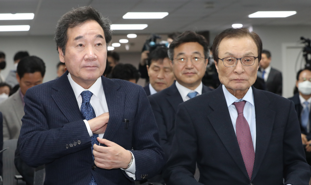 더불어민주당 이해찬 대표(오른쪽)와 이낙연 코로나19국난극복위원회 위원장이 14일 오전 서울 여의도 당사에서 열린 중앙위원회에 참석하고 있다.[연합]