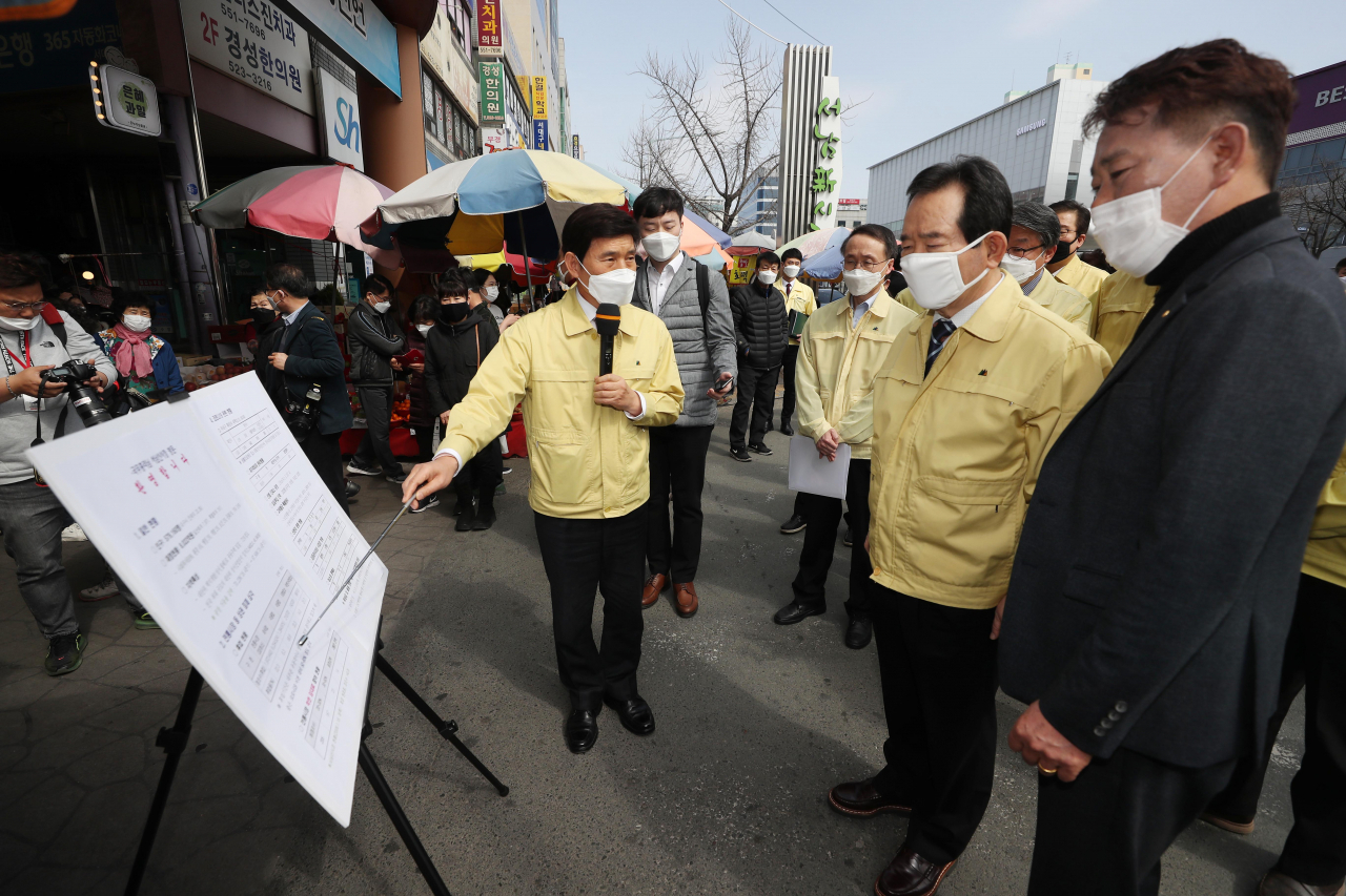 정세균 국무총리가 13일 대구시 달서구 서남 신시장을 방문하고 있다.[연합]