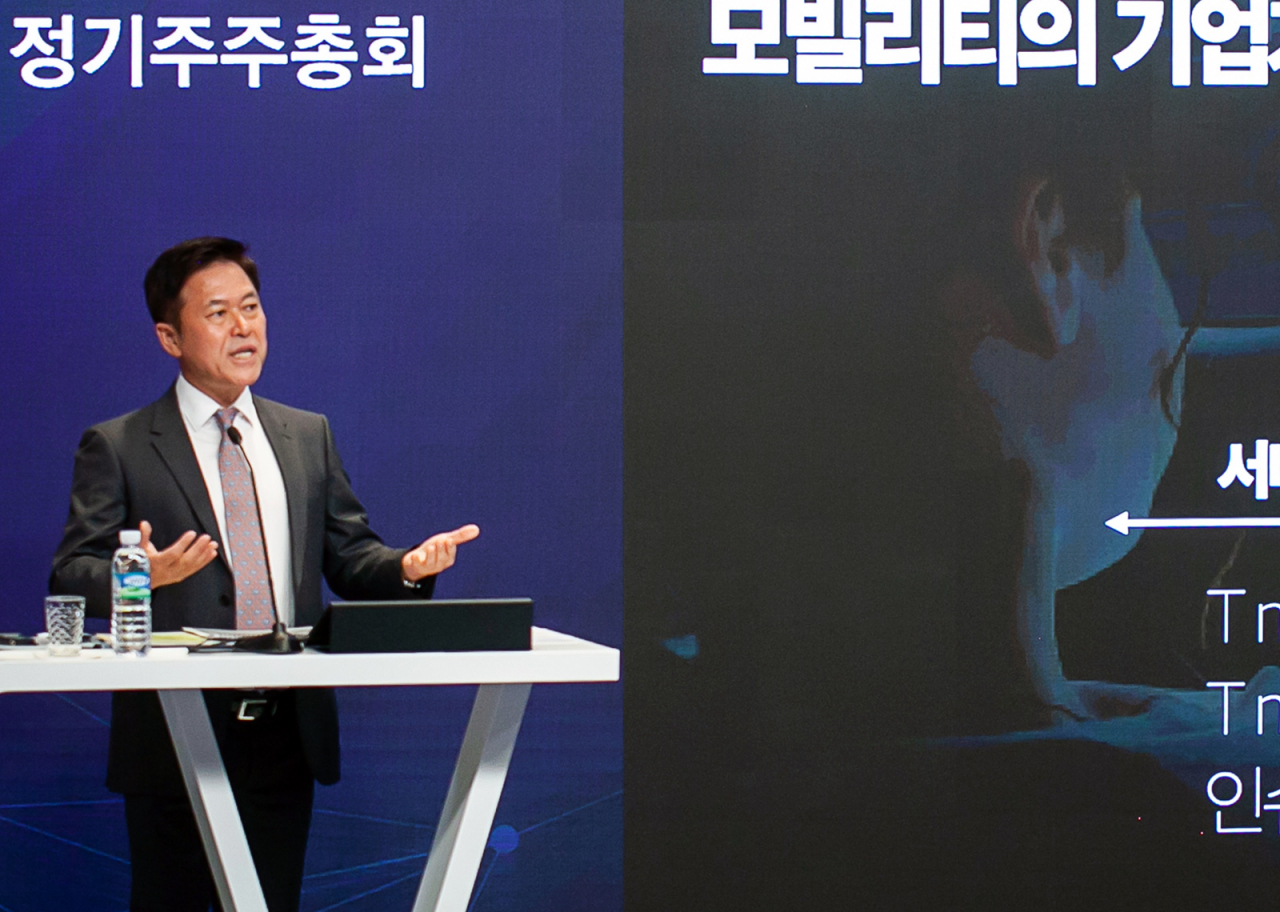 지난해 3월 열린 제35기 정기주주총회에서 박정호 사장이 SK텔레콤 본사 사옥 4층 수펙스홀에서 주주들에게 경영성과, 사업비전을 설명하고 있는 모습 [SK텔레콤 제공]