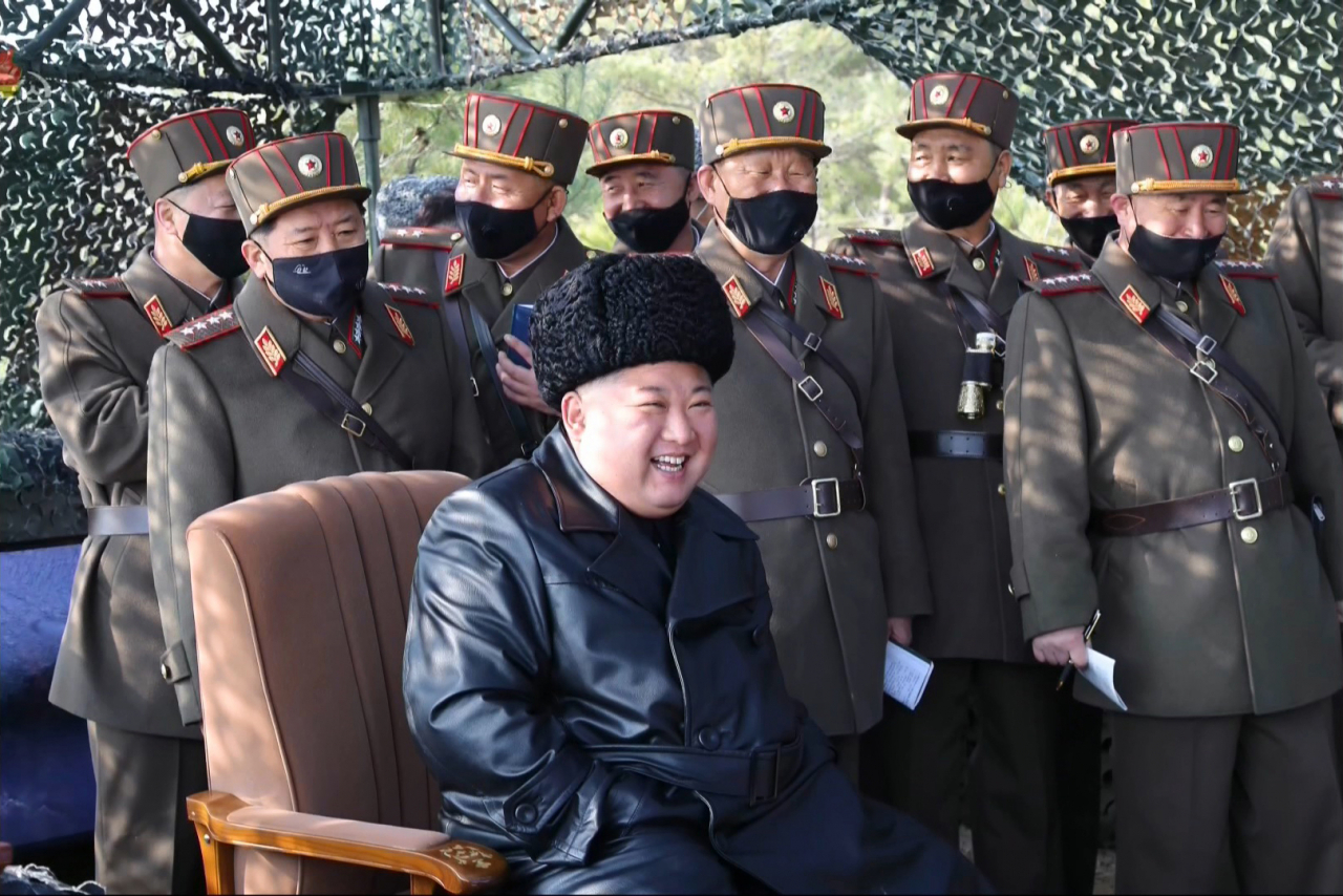 김정은 북한 국무위원장이 12일 포병부대들의 포사격대항경기를 지도하고 있다.[연합]