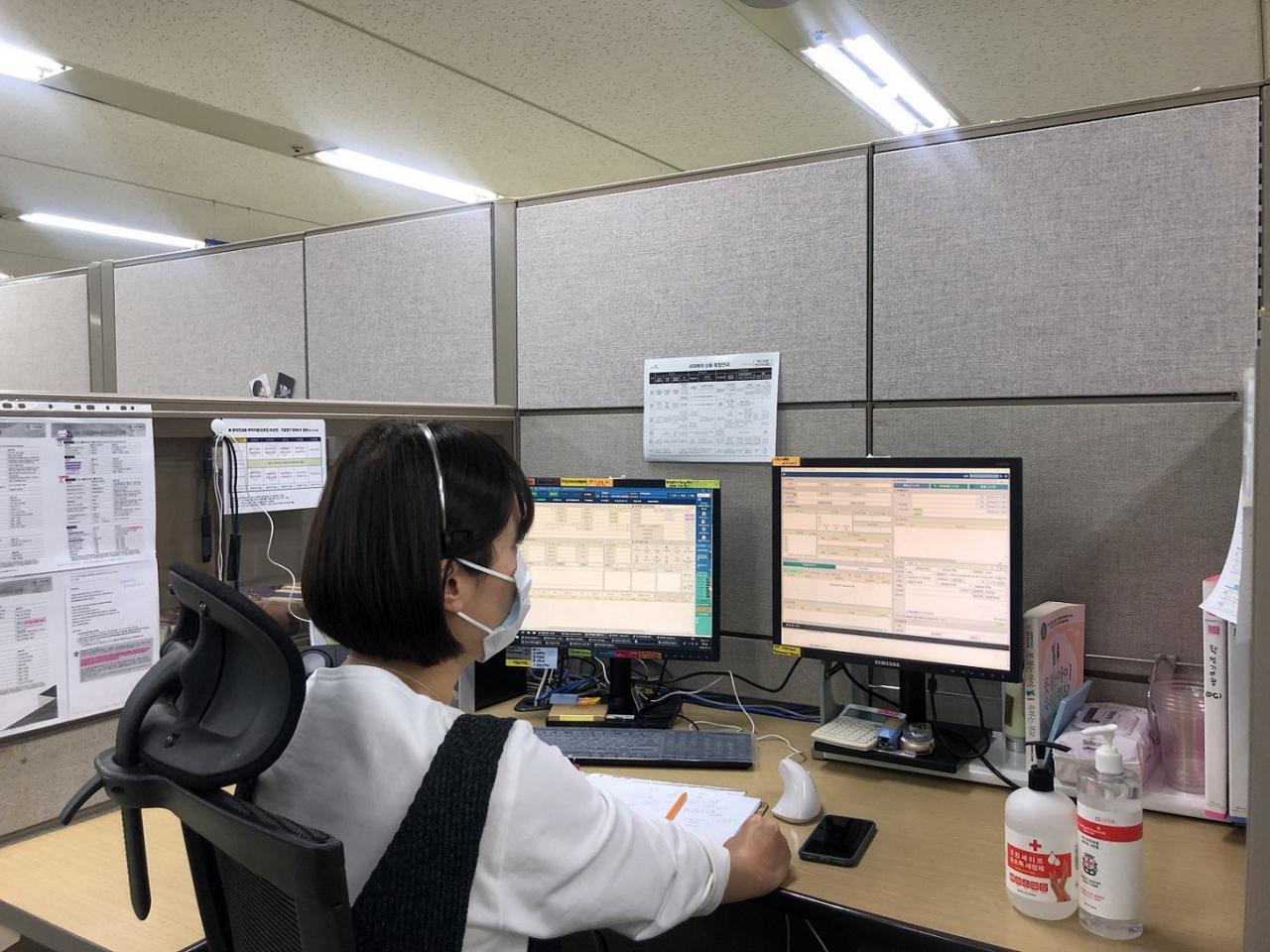 신한은행이 신종 코로나바이러스 감염증(코로나19) 확산을 막기 위해 은행권 처음으로 고객상담센터(콜센터) 직원들의 재택근무를 시행한다고 15일 밝혔다. 영업일 오전 9시부터 오후 6시까지 근무하는 직원 448명 중 150명이 순차적으로 재택근무를 하게 했다. 상황이 더 악화하면 재택근무 인원을 250명까지 늘릴 계획이다. 신한은행은 재택근무 직원 주거지에 업무용 노트북 상담시스템과 인터넷 전화를 설치해 사무실과 동일한 환경에서 일할 수 있게 했다. 연합뉴스