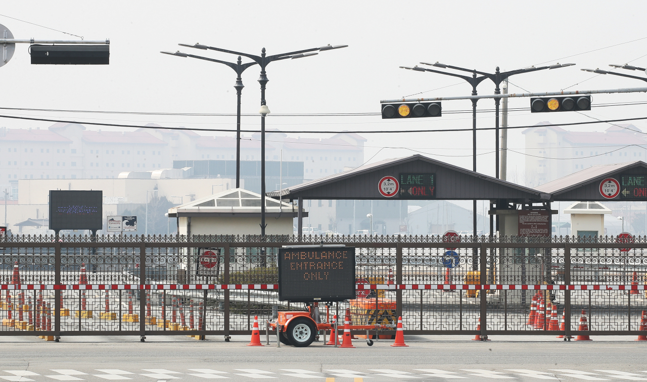경기도 평택 주한미군 기지 캠프 험프리스에서 코로나19 확산 우려로 출입문을 통제하고 있다.[연합]