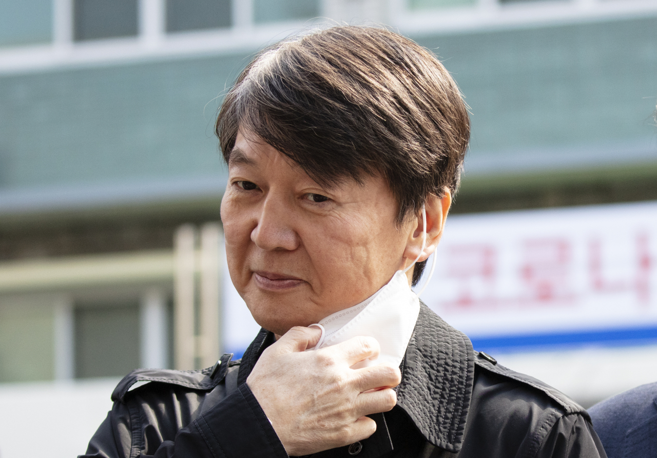 안철수 국민의당 대표가 15일 대구에서의 봉사활동을 마치며 마스크를 벗고 있다.[연합]