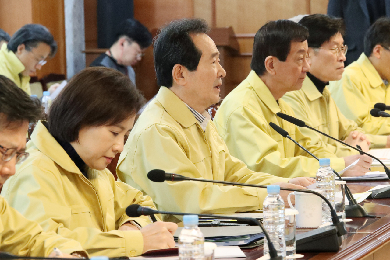 정세균 국무총리가 15일 정부서울청사에서 긴급경제상황점검회의를 주재하며 발언하고 있다. [연합뉴스]