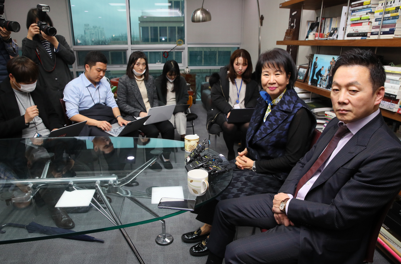 열린민주당의 손혜원 공천관리위원장(왼쪽)과 정봉주 위원.[연합]
