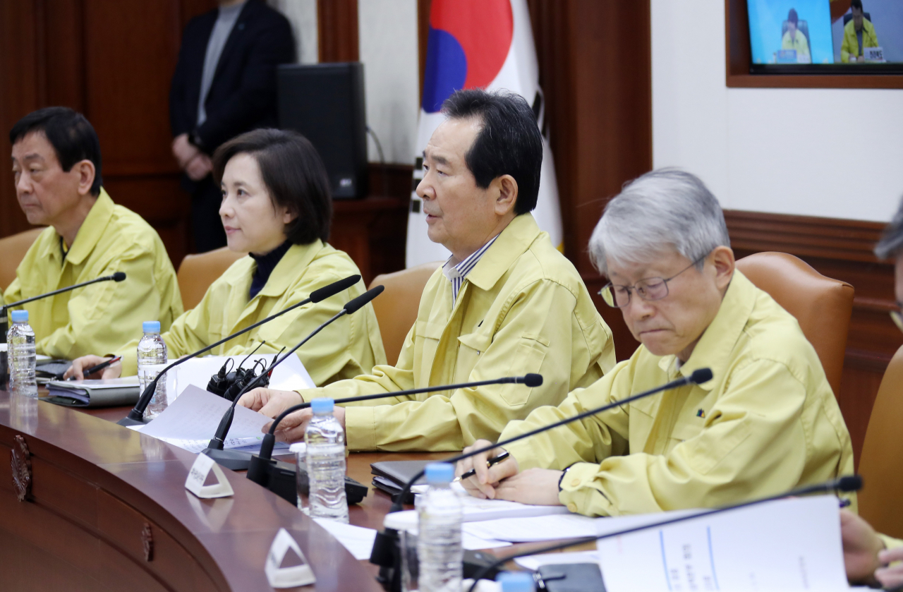 정세균 국무총리가 15일 정부서울청사에서 열린 코로나19 대응 중앙재난안전대책본부 회의를 주재하고 있다.[연합]