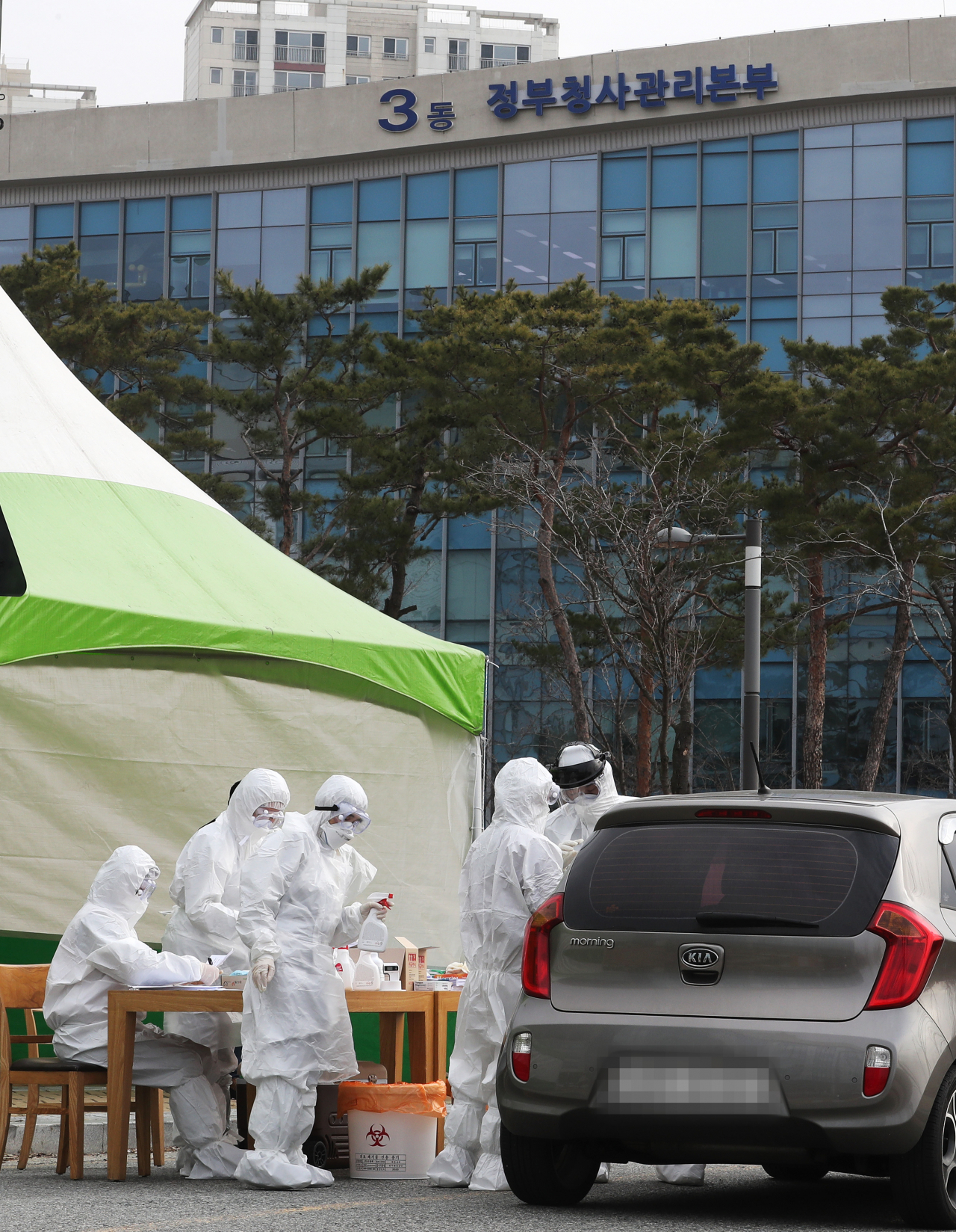 지난 13일 세종시 정부세종청사에 설치된 드라이브 스루 선별진료소에서 시민들이 검사하고 있다.[연합]