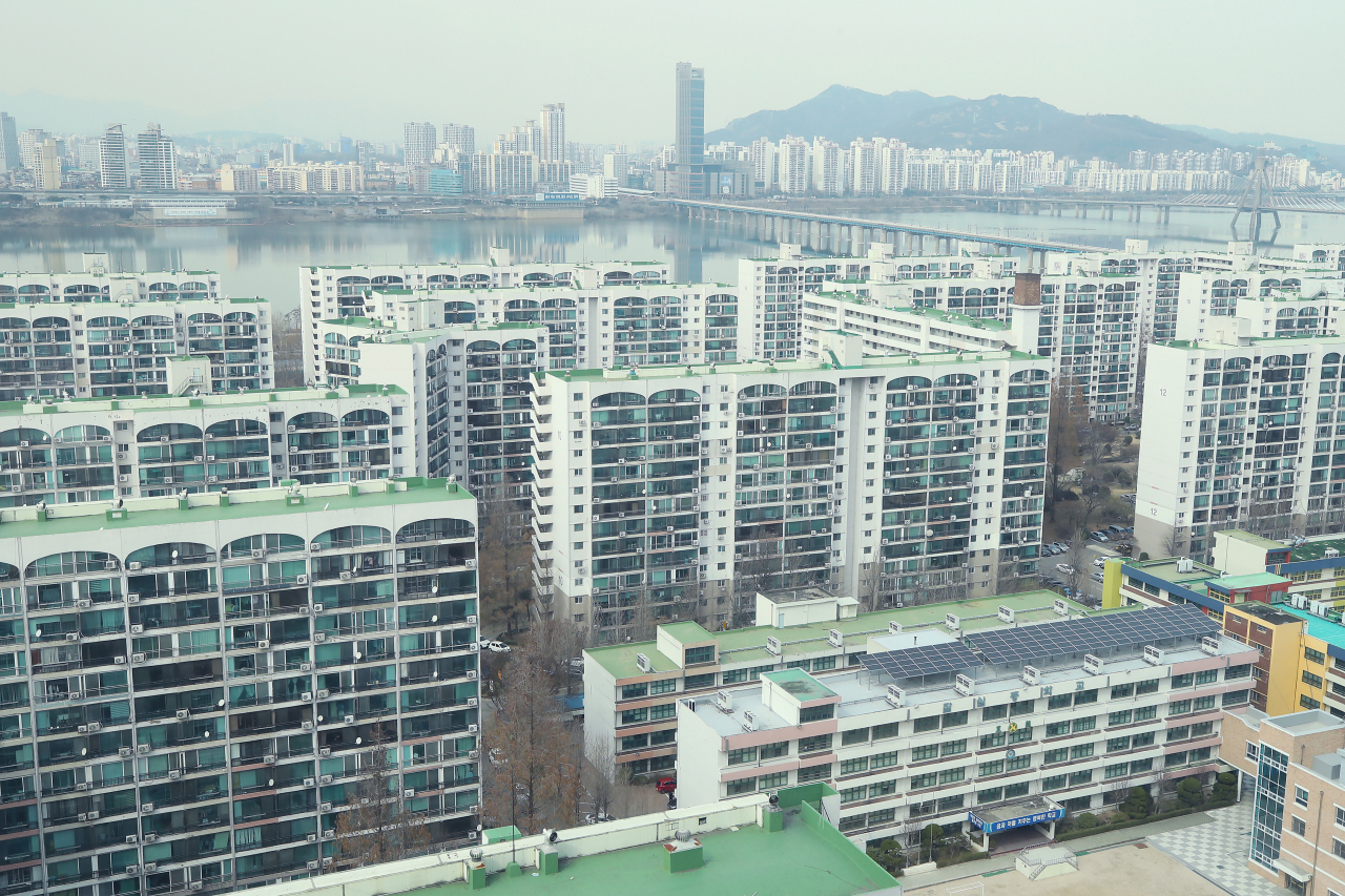 코로나 팬데믹으로 사상 첫 제로금리 조치가 단행되는 등 실물경기 악화 우려가 커지고 있다. 이에 상승폭이 컸던 서울 지역 주요 아파트 가격이 하락세를 보이고 있다. 사진은 서울 강남 지역 아파트 전경. 연합뉴스