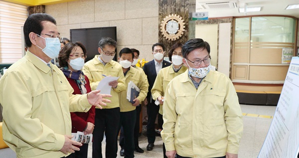김영록 전남도지사가 14일 코로나19 대응 상황을 점검하기 위해 함평군보건소 선별진료소를 방문, 나윤수 군수 권한대행으로부터 코로나 대응 추진상황에 대해 설명을 듣고 있다.