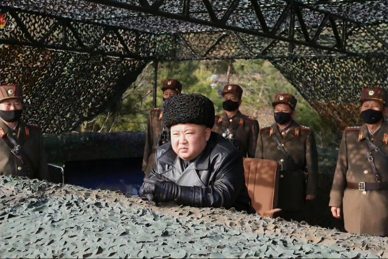 김정은 북한 국무위원장이 12일 포병부대들의 포사격대항경기를 참관하고 있다.[연합]