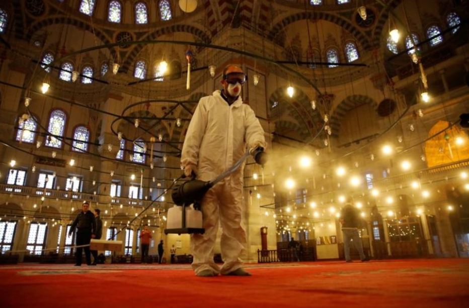 A worker in a protective suit disinfects the Fatih Mosque in Istanbul, Turkey March 14, 2020. (Reuters-Yonhap)