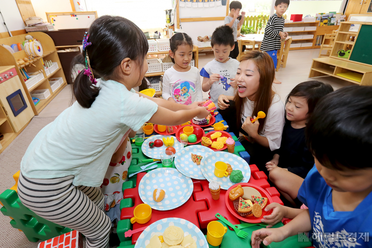 어린이집 보조교사가 어린이들과 즐거운 시간을 보내고 있다. [성동구]