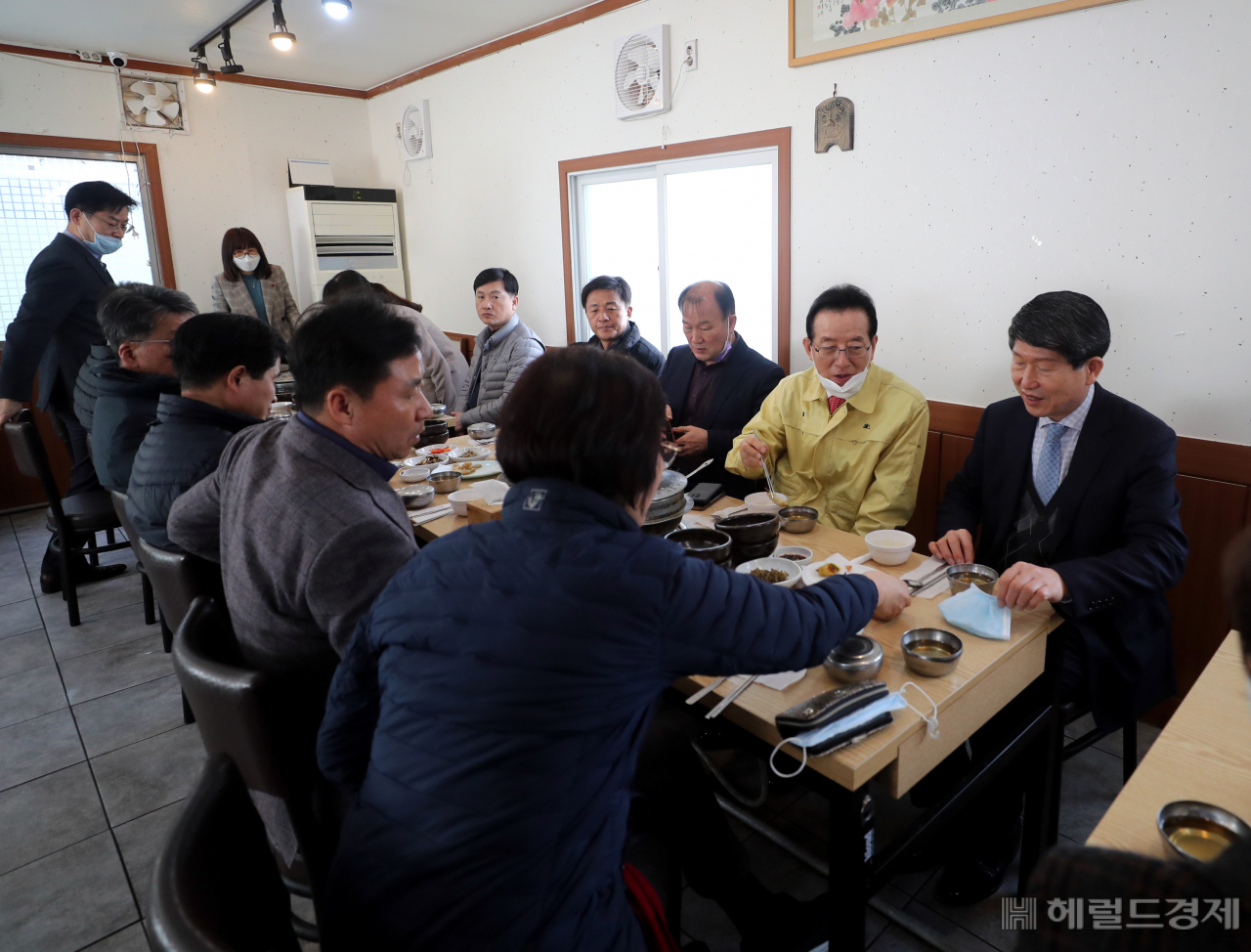 정순균 구청장(노란 상의)과 직원들이 지역 식당을 찾아 점심을 하고 있다. [강남구 제공]