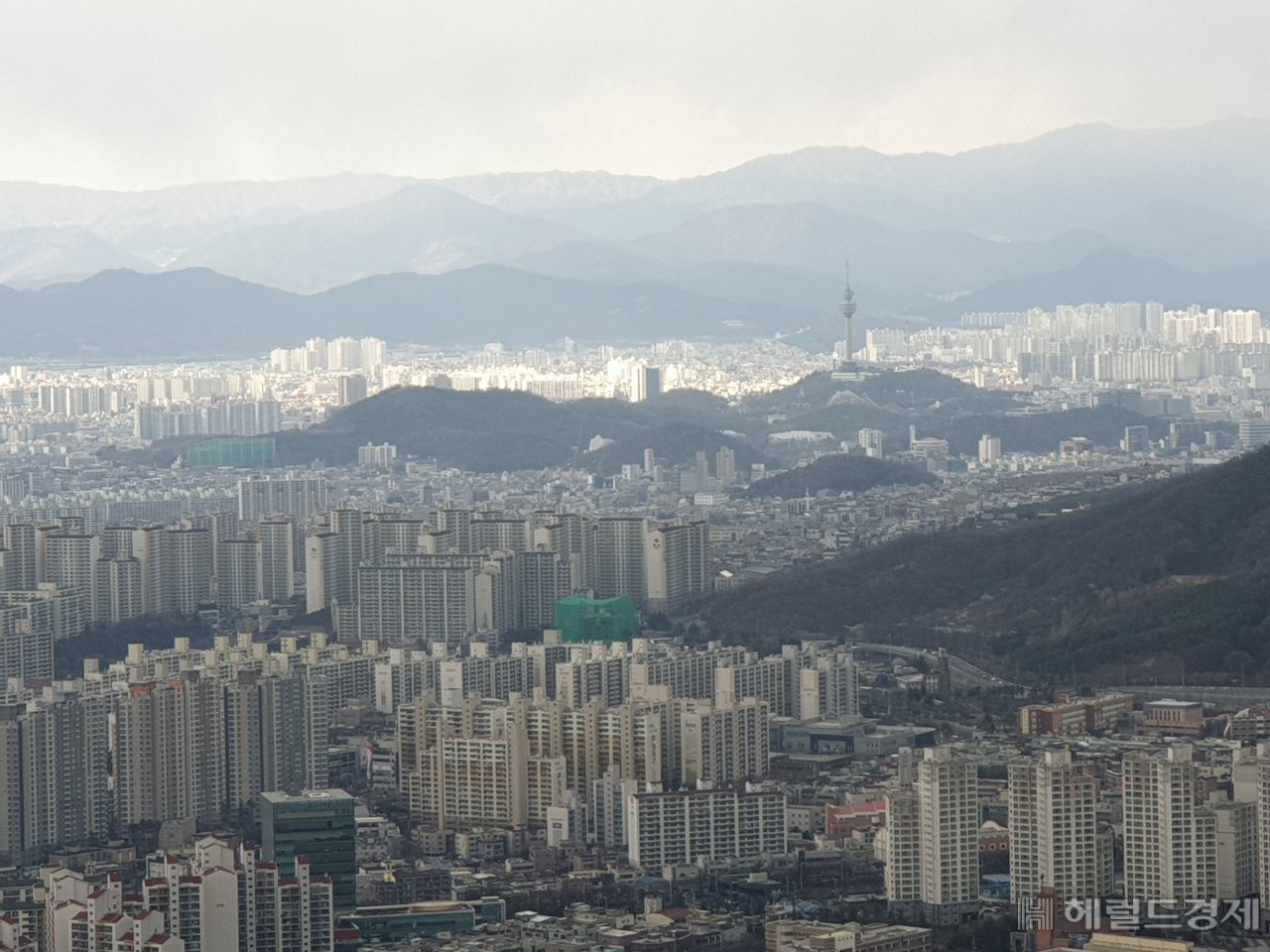 15일 코로나19 사태와 관련해 정부의 특별재난지역으로 선포된 대구시 시가지 모습.[사진=김병진 기자]