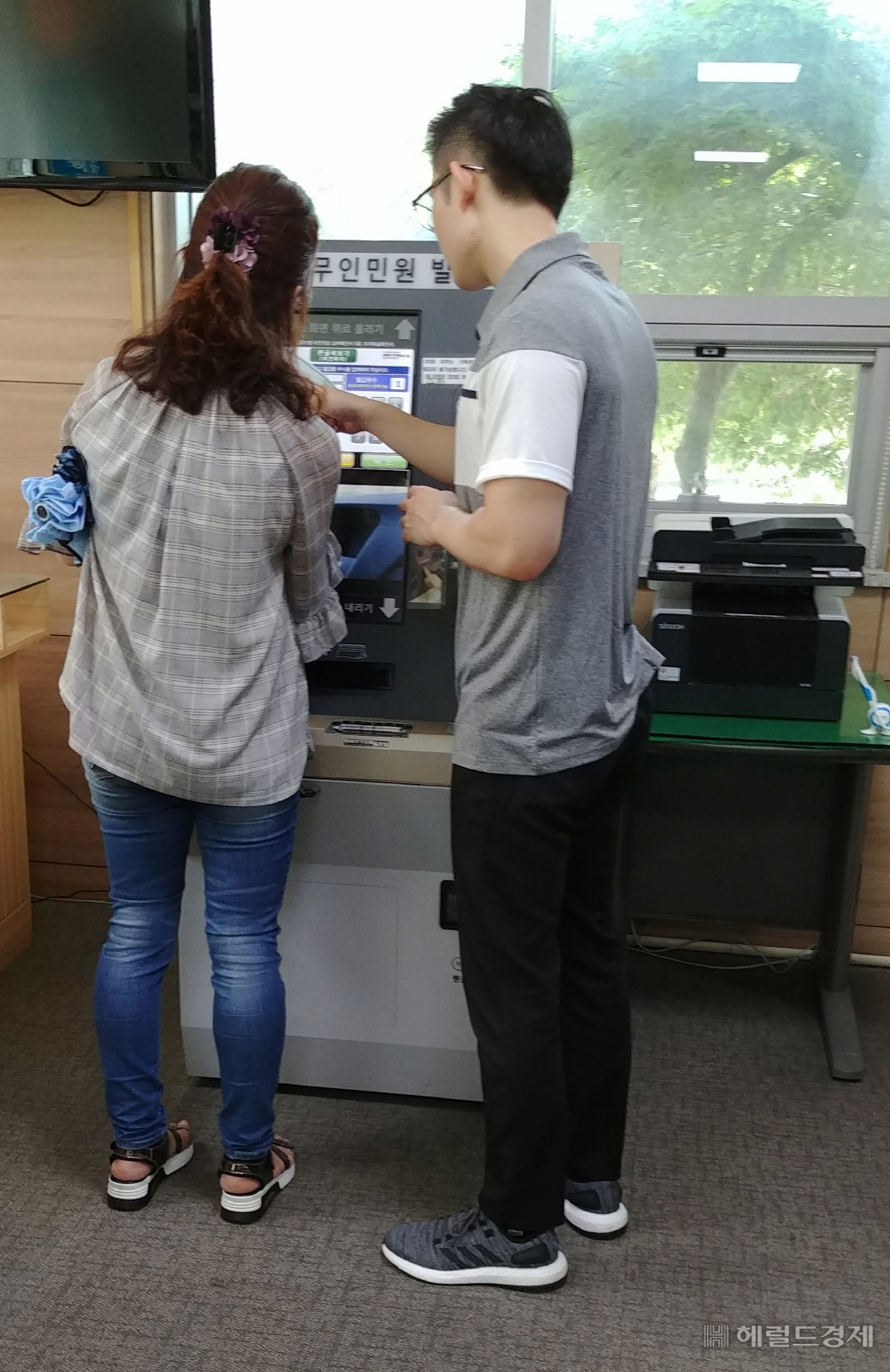 청년 아르바이트 생이 동주민센터 민원인 업무를 돕고 있다. [금천구 제공]