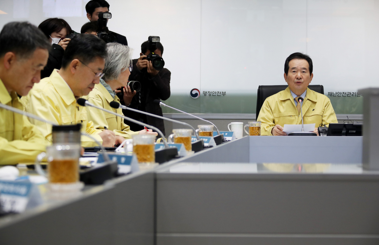 정세균 국무총리가 16일 정부서울청사 중앙재난안전상황실 서울상황센터에서 열린 코로나19 대응 중앙재난안전대책본부 회의를 주재하며 발언하고 있다. ［연합］