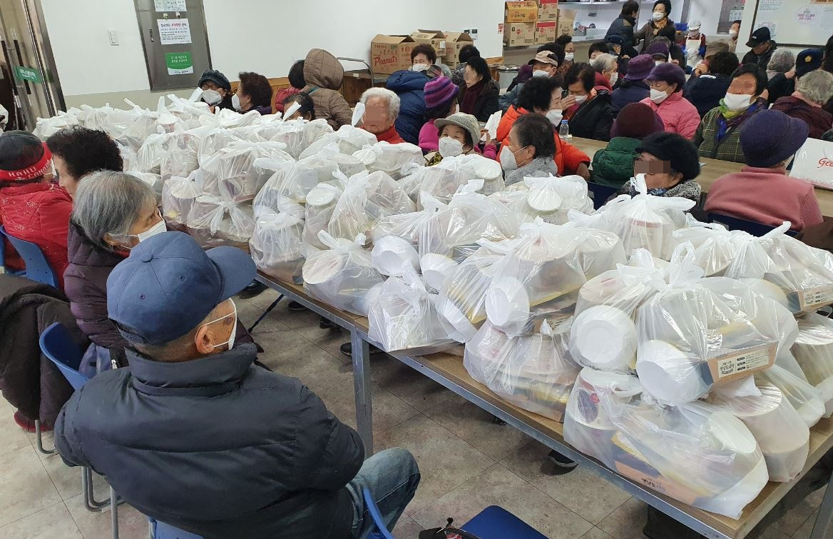 코로나19 확산에 따라 지난 2월부터 마포구 경로식당이 조리식 대신 대체식 식사를 어르신들에게 제공하고 있다. [마포구 제공]