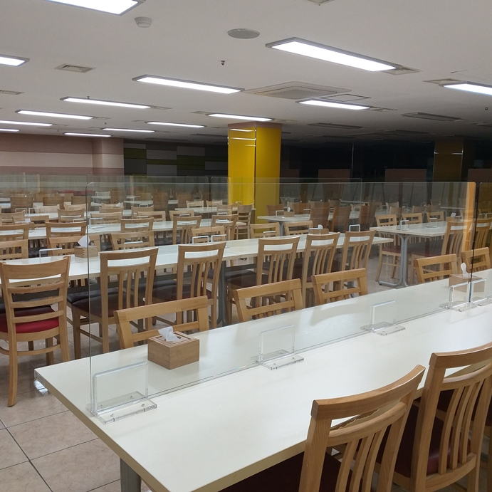 투명 가림막이 설치된 파주시 구내식당. [파주시]