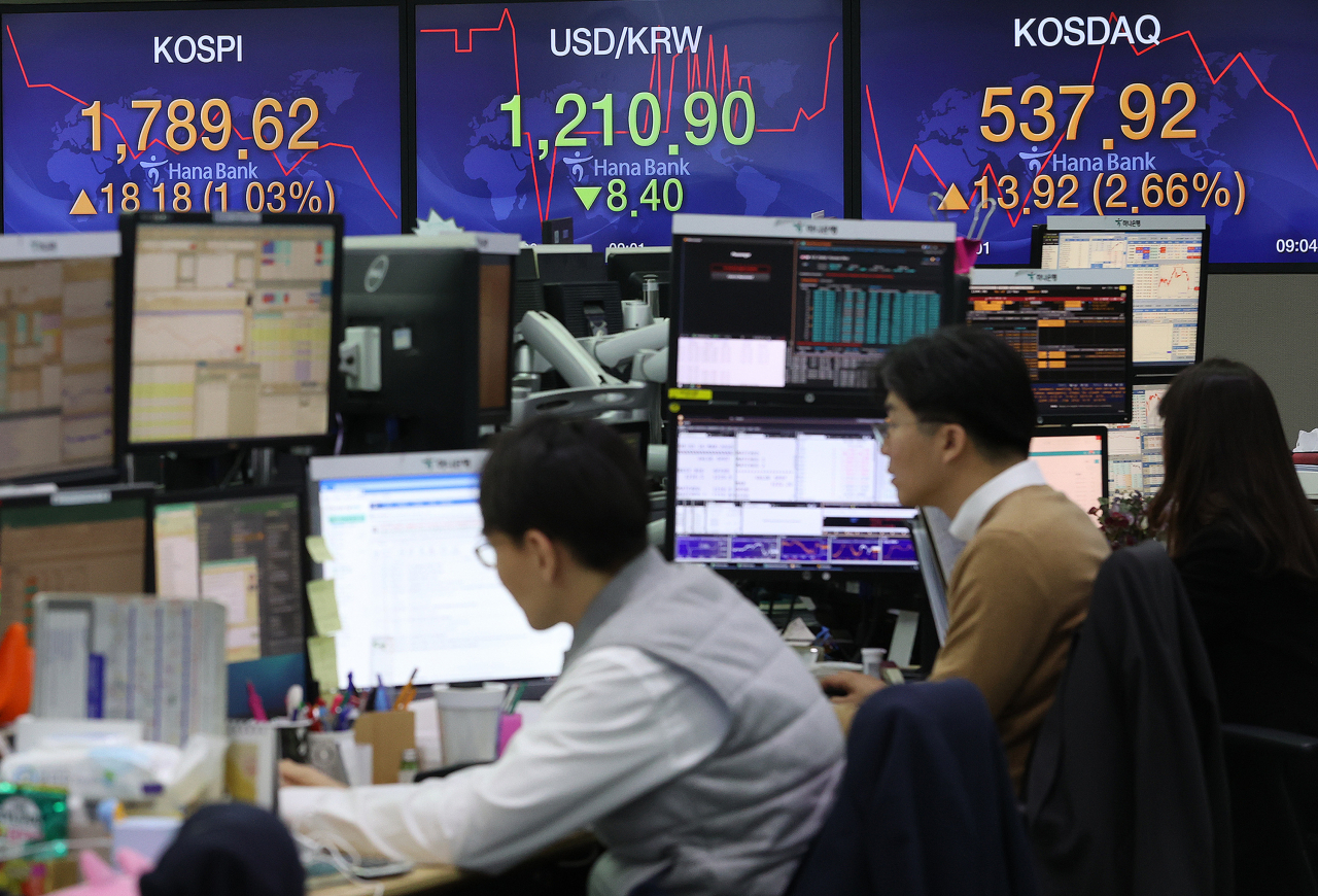 16일 오전 서울 중구 하나은행 본점 딜링룸에서 직원들이 업무를 보고 있다. 이날 코스피는 반등 출발했으나 이내 하락세로 돌아서 1740대까지 밀려났다. 연합뉴스