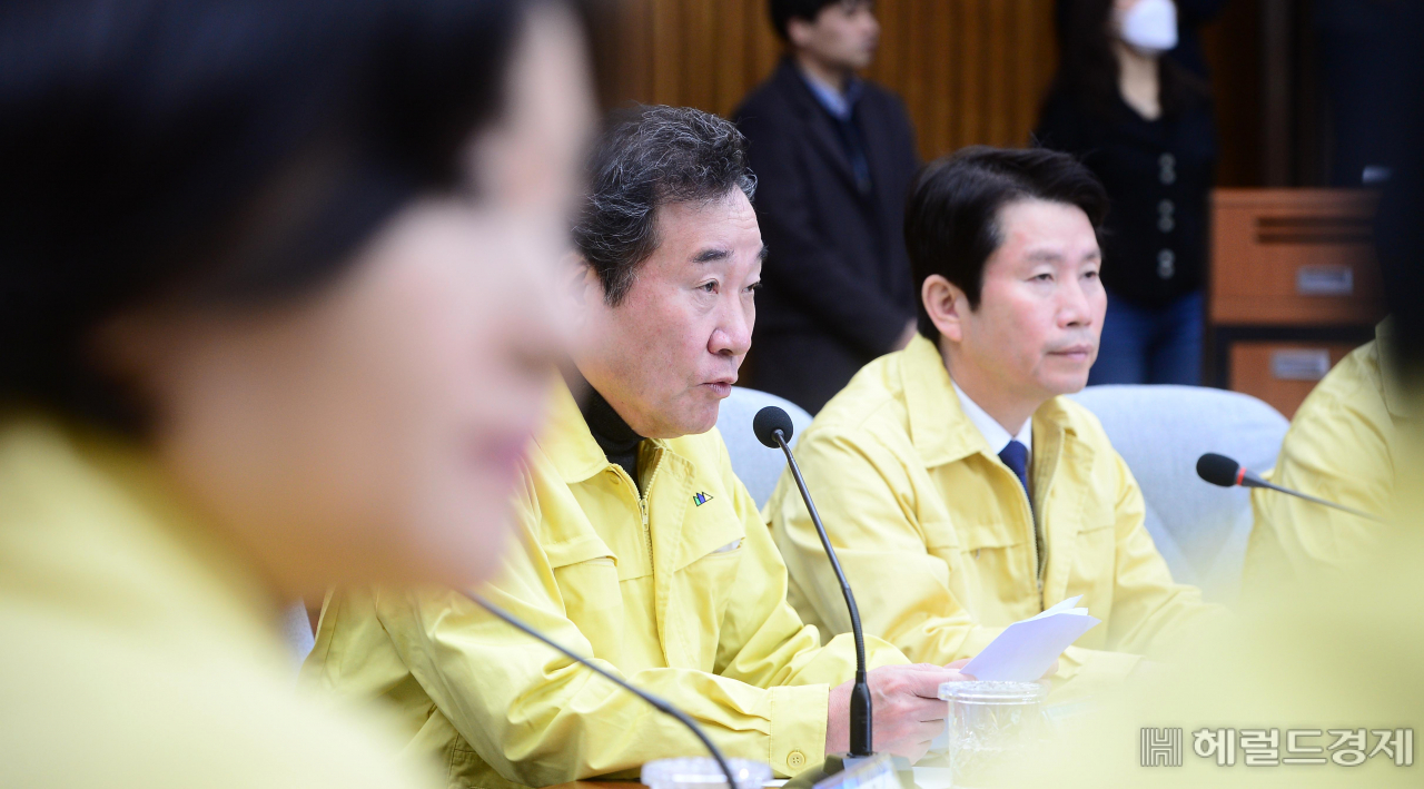 [헤럴드경제=이상섭 기자] 더불어민주당 이낙연 국난극복위원회 위원장이 16일 오전 서울 여의도 국회에서 열린 코로나19국난극복위원회 회의에 참석하여 현안과 관련된 발언을 하고 있다. babtong@heraldcorp.com