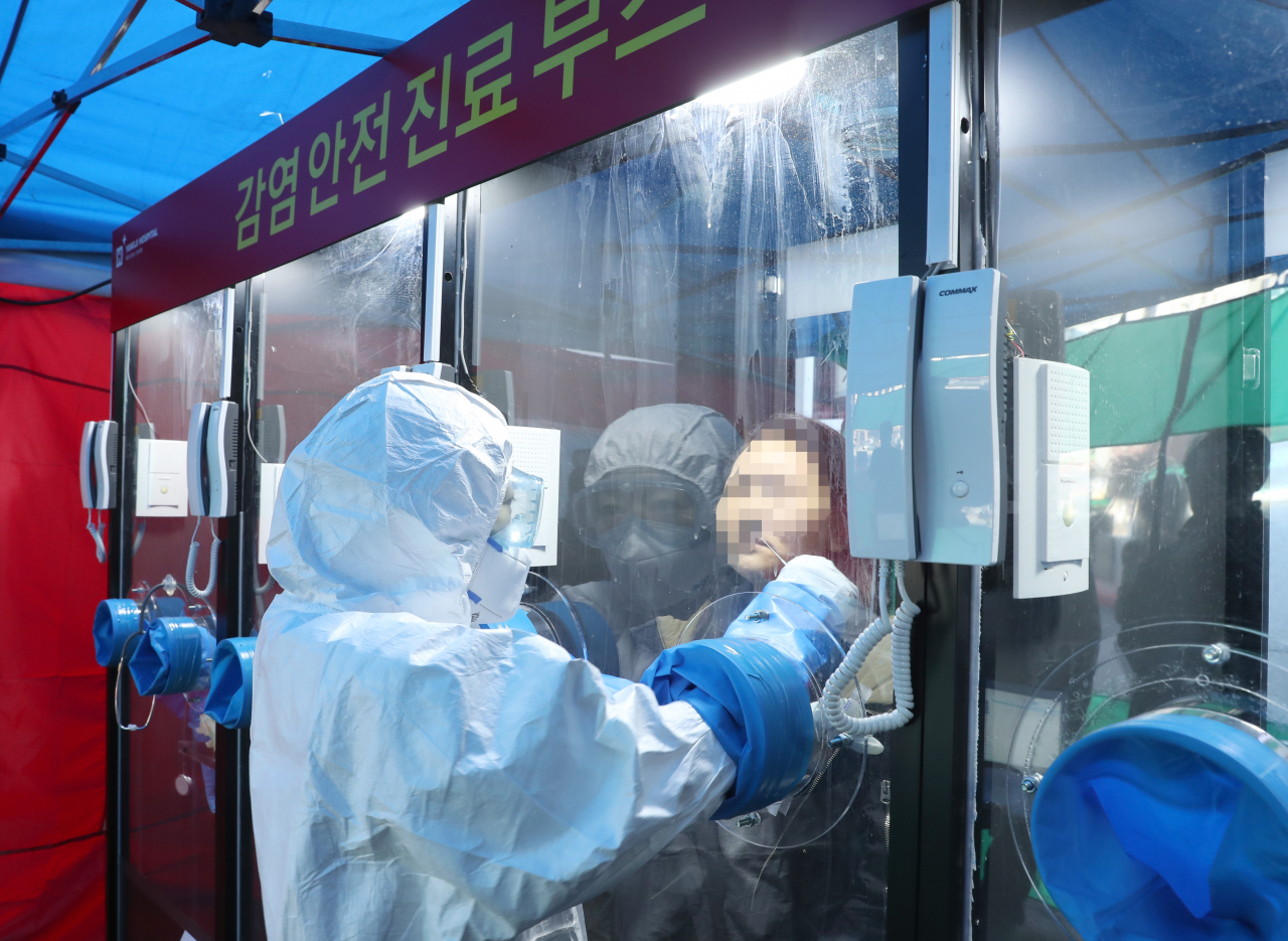 16일 오전 서울 관악구 에이치플러스 양지병원에 설치된 1인 감염 안전 진료 부스에서 의료진이 검체채취를 하고 있다. 1인 진료 부스는 비말 접촉 없이 검사 할 수 있어서 상호 감염 위험을 줄이고 검사 시간과 동선을 줄여 의료진의 피로도 개선에도 도움이 된다. 연합뉴스