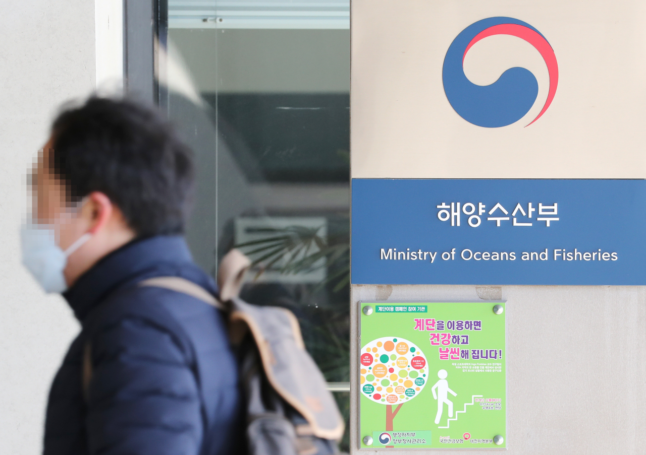 정부세종청사 해양수산부 직원들이 16일 오전 출근하고 있다. 해양수산부는 음성진단으로 자가격리 대상에서 제외된 직원은 정상 출근한다고 밝혔다. 해수부는 또 795명에 대하여 코로나19 감염 여부를 전수조사하였으며 그 결과 27명이 감염 확진 판정을 나머지 768명은 음성 판정을 받았다고 설명했다. [연합]