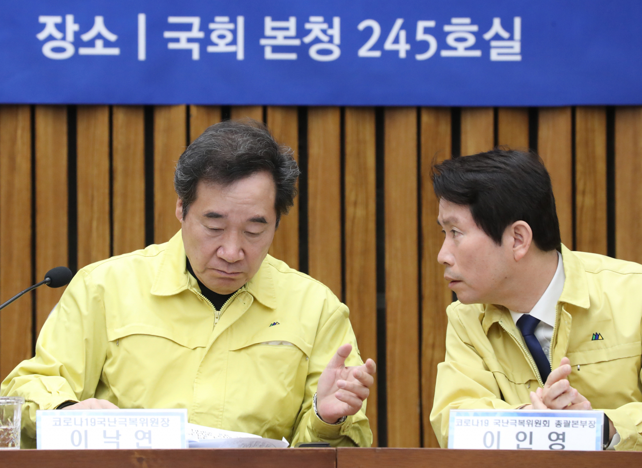 16일 오전 국회에서 열린 더불어민주당 신종 코로나바이러스 감염증(코로나19) 국난극복위원회 회의에 이낙연 위원장(왼쪽)과 이인영 총괄본부장(원내대표)이 대화하고 있다. [연합]
