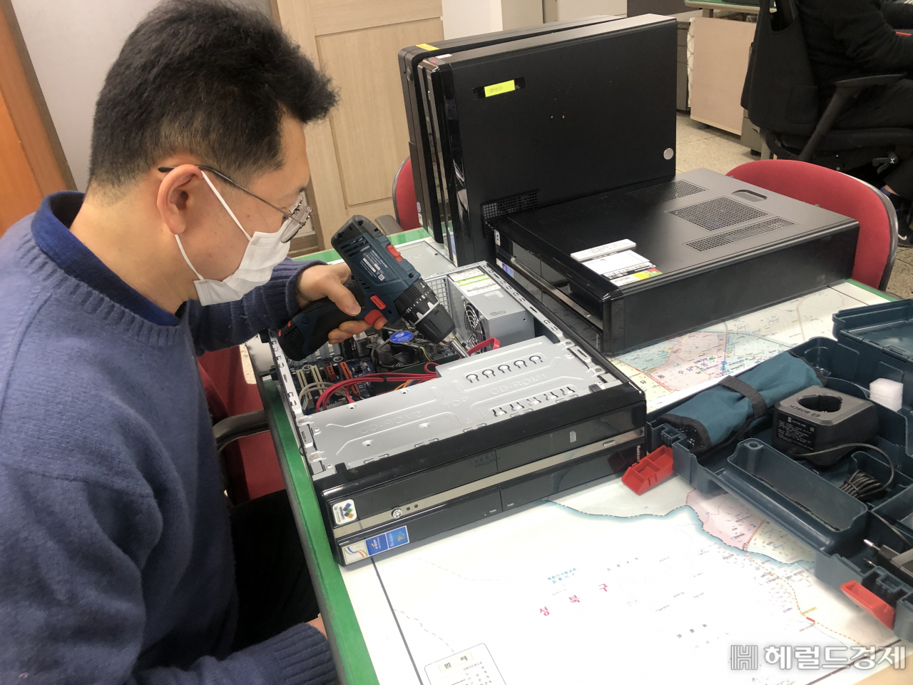 행정업무용으로 쓰던 PC를 정비 중이다. [강북구 제공]