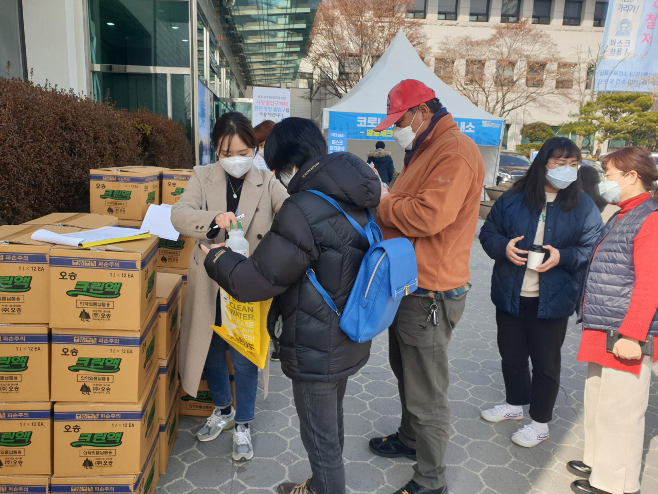 안산시는 개인위생용품과 방역물품 배부하고 있다. [안산시 제공]