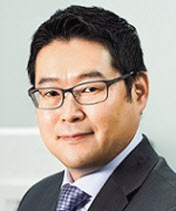 ▶힐세리온 류정원 대표서울대 물리학, 전기공학부를 졸업하고 2000년 정밀 보안장비로 첫 창업을 한 후 실패를 맛보았다. 뒤늦게 뇌과학을 연구하겠다며 2005년 가천의학전문대학원에 입학해 2009년 의사생활을 시작하고, 응급실에서 일하다가 2012년 힐세리온을 창업했다. 2014년 세계 최초로 스마트폰에 연결되는 휴대용 무선 초음파 진단기기를 출시했다. 최근엔 휴대용 초음파와 더불어 뇌과학 전공을 살려 AI어시스턴트 및 AI 데이터 플랫폼 회사로 확장을 꿈꾸고 있다.