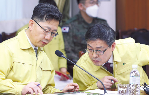 김현수 농림축산식품부 장관(왼쪽)이 지난달 21일 오후 강원 춘천시 강원도청에서 열린 ASF 방역 현장 점검회의에서 박병홍 농식품부 식품산업정책실장과 자료를 점검하고 있다. [연합]