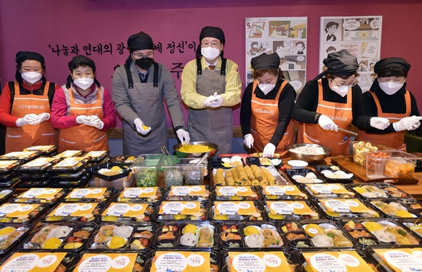광주 모앤미라클의원과 오월어미니집 회원들이 1000만원 상당의 주먹밥을 코로나로 어려움을 겪는 대구에 전달하기 위해 만들고 있다. [광주시 제공]