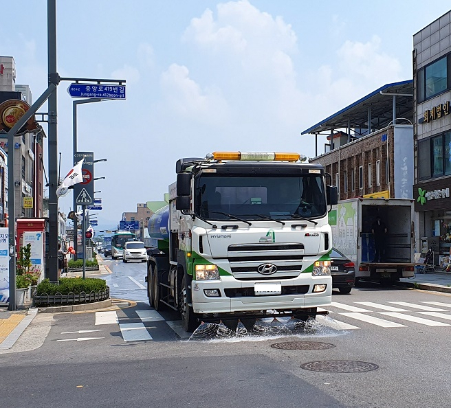 안성시는 미세먼지 저감을 위해 살수차를 운행한다. [안성시 제공]