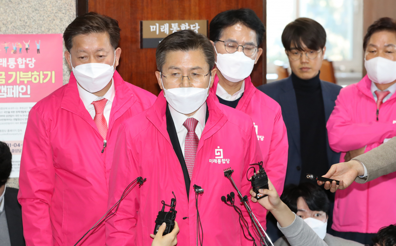 황교안 미래통합당 대표가 16일 오전 서울 여의도 국회에서 최고위원회의를 마치고 기자들의 질문에 답하고 있다. [연합]
