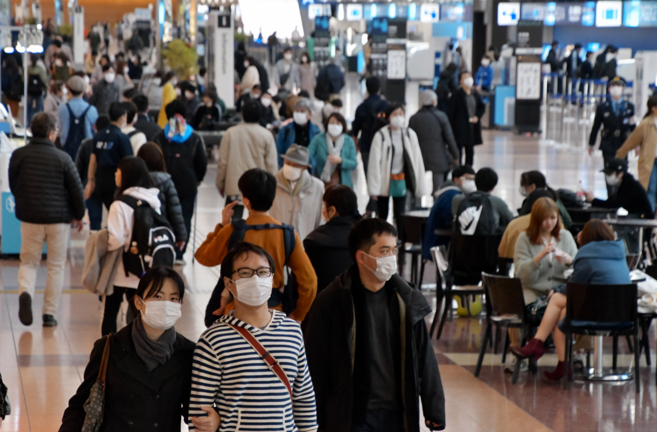 신종 코로나바이러스 감염증(코로나19) 사태로 경기침체가 본격화 하자 일본은행(BOJ)이 16일 금융시장 자금 공급을 위해 상장지수펀드(ETF) 매입액을 지금의 연간 6조엔에서 당분간 12조엔으로 늘리기로 하는 등의 금융대책을 발표했다. 사진은 지난 15일 도쿄 하네다 국제공항 모습. [UPI]