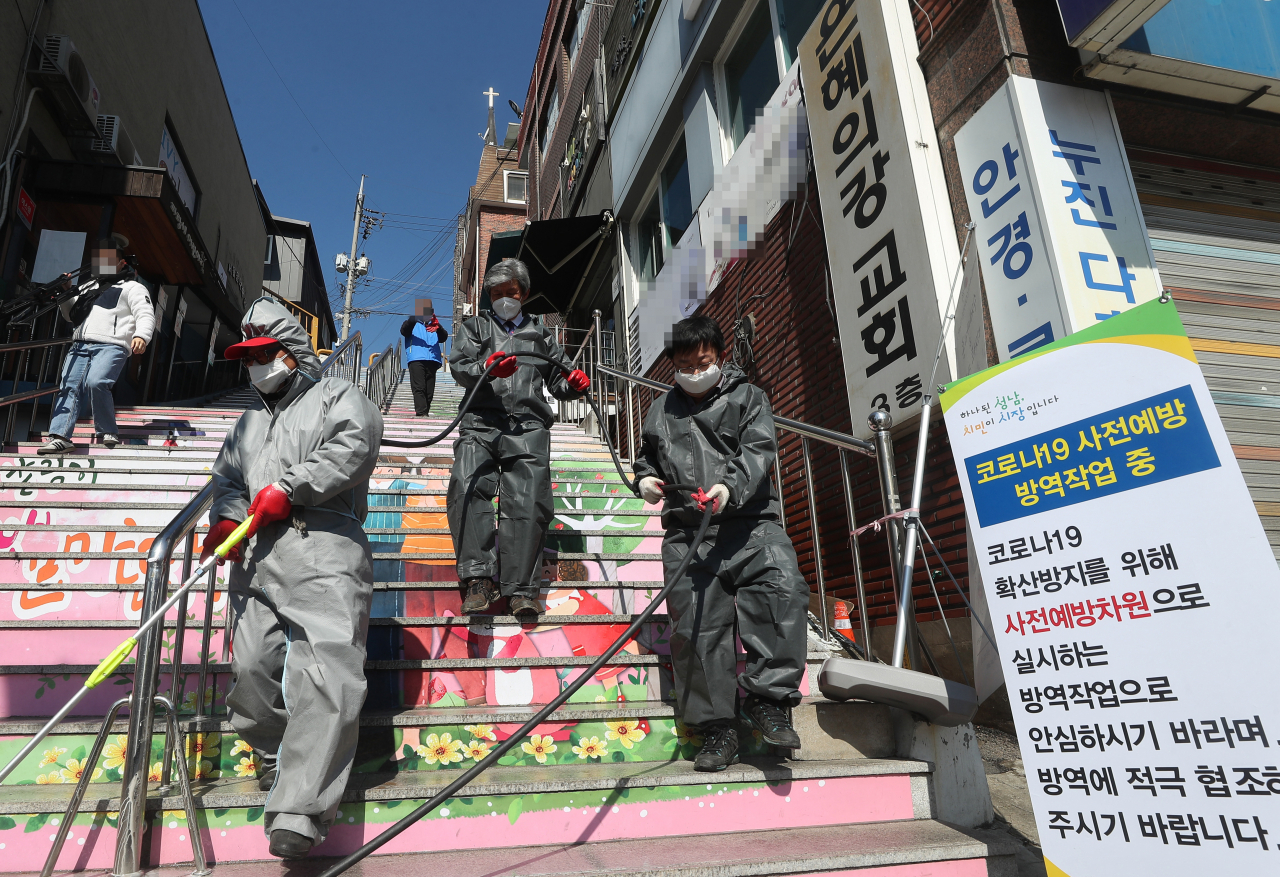 16일 신도 40명이 신종 코로나바이러스 감염증(코로나19) 추가 확진 판정을 받으며 모두 46명이 확진된 경기도 성남시 은혜의 강 교회에서 수정구청 환경위생과 관계자들이 교회 주변 방역을 하고 있다. 은혜의 강 교회 확진자들은 지난 8일 함께 예배를 본 것으로 조사됐다. [연합]